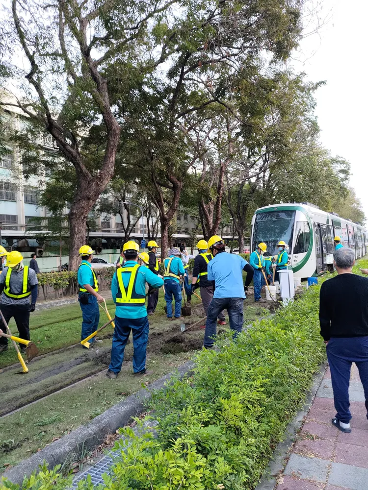 高雄輕軌列車今發生列車車底捲入草皮事件，列車無法動彈。翻攝臉書高雄大小事