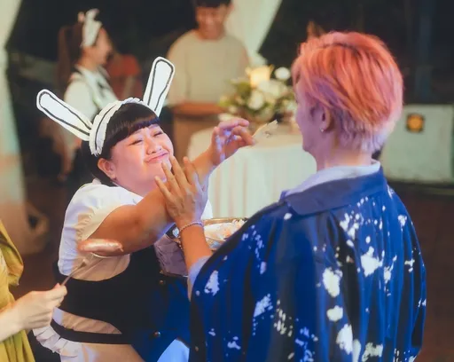 鍾欣凌地方《婆婆》按耐不住 變裝兔女郎緊貼炎亞綸