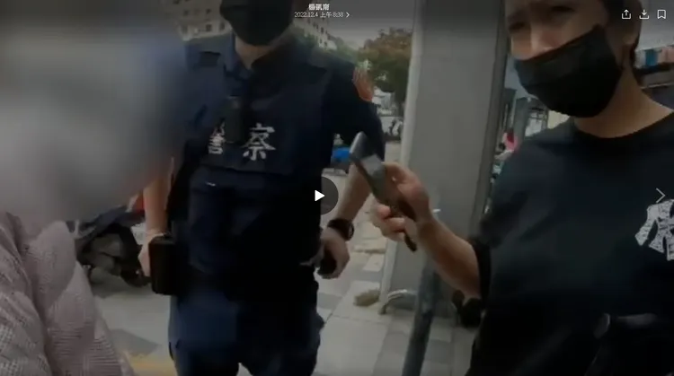 阿嬤的外籍女看護（右）出現，終於讓警方連絡上她的家人。讀者提供