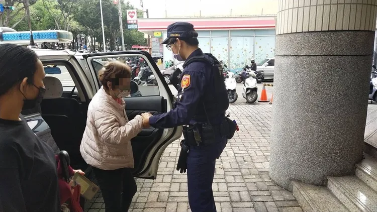 警員把阿嬤載到派出所，再由家人前往接回。讀者提供