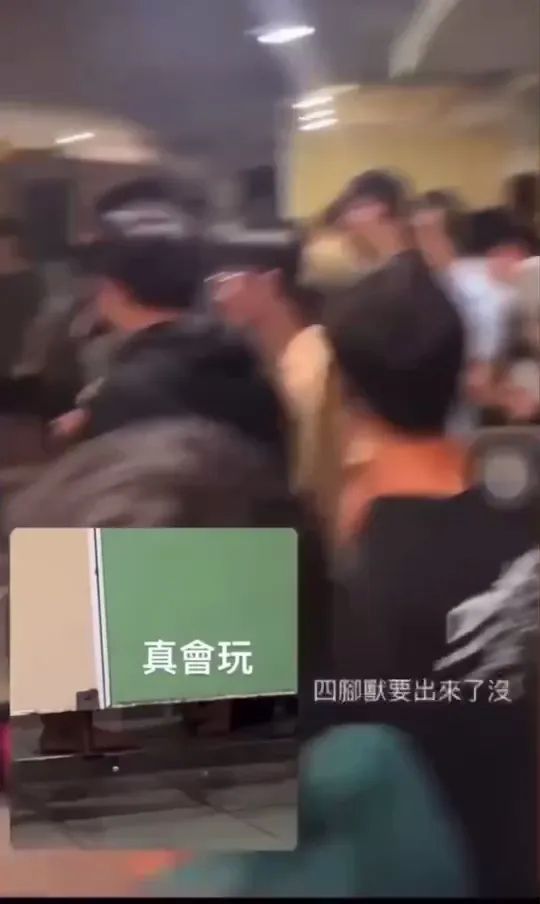 學生鼓譟包圍浴室。民眾提供