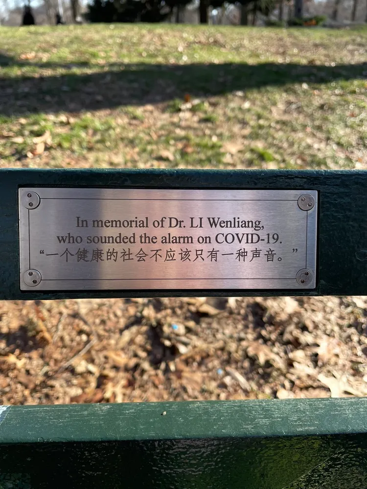 美國紐約中央公園有一張長椅貼著紀念李文亮的銅牌。翻攝微博