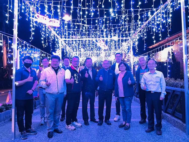 參山處長曹忠猷帶領參與「山谷燈光節」谷關音樂會的市議員朱元宏等人在光之廊合影。參山處提供