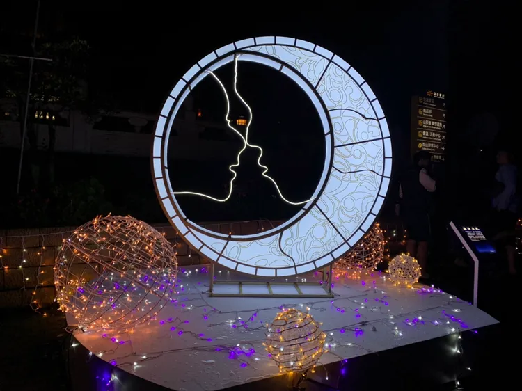 梨山賓館外的燈光藝術布景。曾雪蒨攝