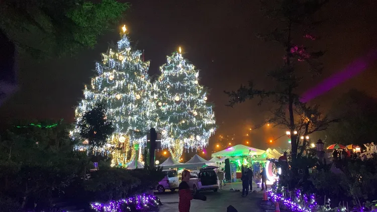 配合山谷燈光節舉行，梨山賓館公車亭與周邊道路都點滿浪漫燈光，宛如置身歐洲。曾雪蒨攝
