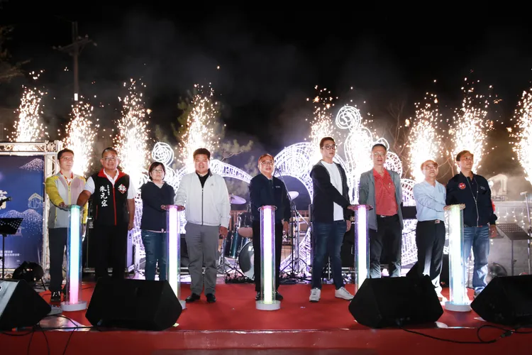 谷關點燈音樂會昨晚由參山處長曹忠猷與原住民市議員朱元宏等人共同點燈。參山處提供