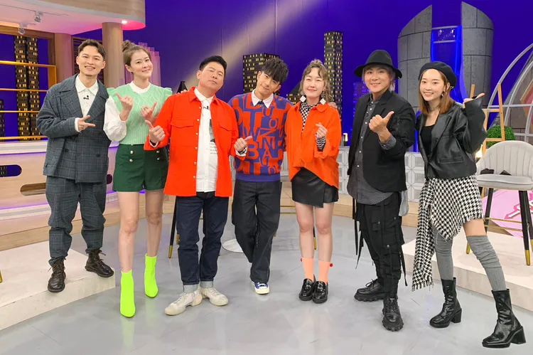 楊昇達（左起）、宋哥、曾國城、JR紀言愷、巴鈺、王仁甫、翁馨儀錄製《一袋女王》。 衛視中文台提供