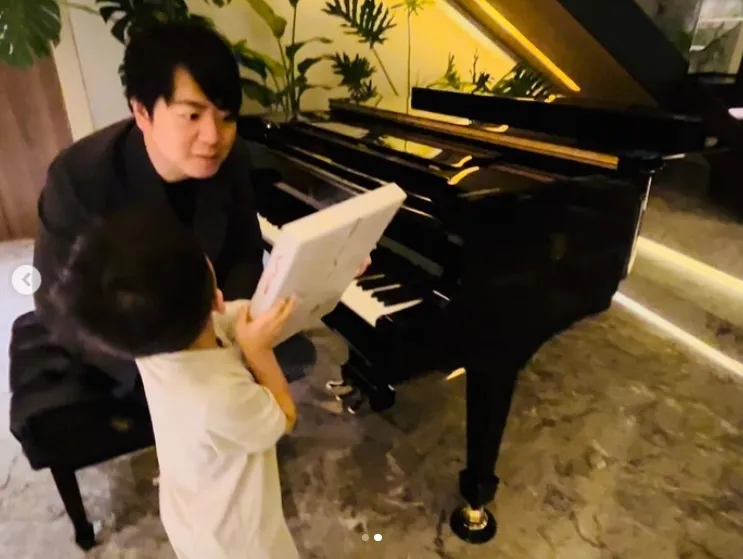 Romeo（前）開心地與郎朗交談。翻攝周杰倫IG