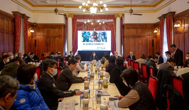 總統蔡英文在下午3點半正式對外說明兵役政策前，中午先邀請民進黨立法院黨團餐敘並交換意見。翻攝自柯建銘臉書