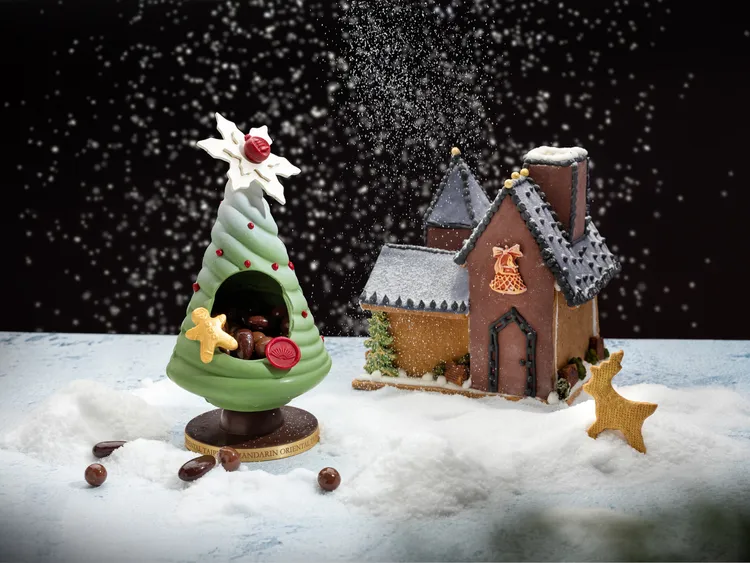 外型雅致唯美的耶誕禮堂(右，1680元)與巧遇聖誕樹(1980元)皆為文華餅房推出的期間限定蛋糕。