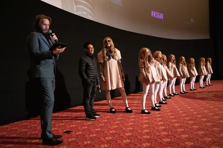 溫子仁與9位「梅根」在首映現場High翻觀眾。環球影業提供