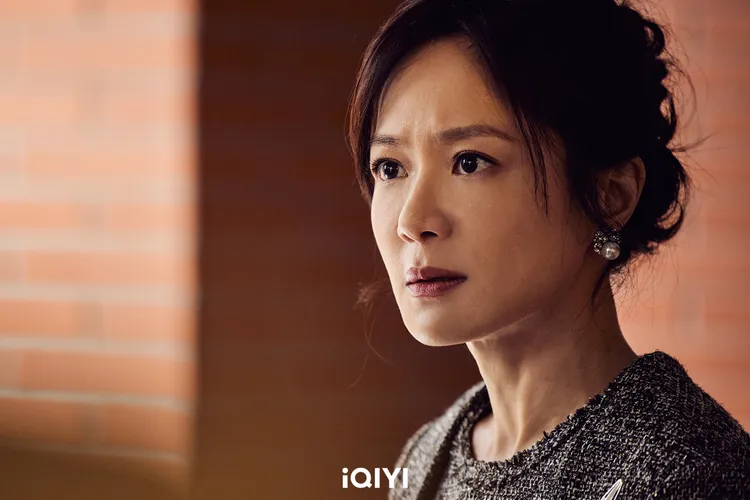 尹馨在《第9節課》演霸氣幹練的家長會長。愛奇藝國際站提供