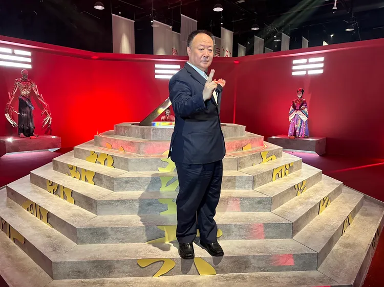 謝沅瑾請大家可以安心逛展，現場擺放近百件鎮煞法器，不用擔心。黃盈容攝