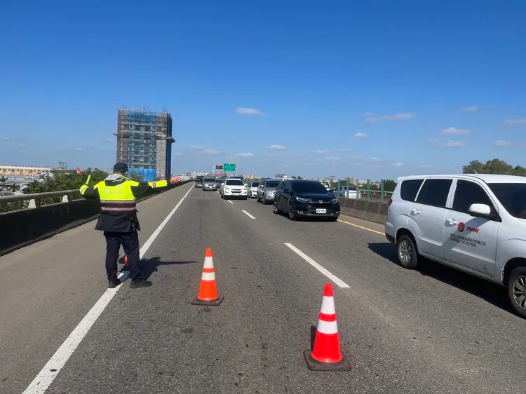 警方在場交管。平鎮警分提供