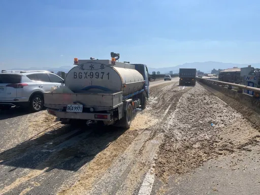 台66平鎮段砂石掉滿地!占用外車道及路肩 車流回堵5公里