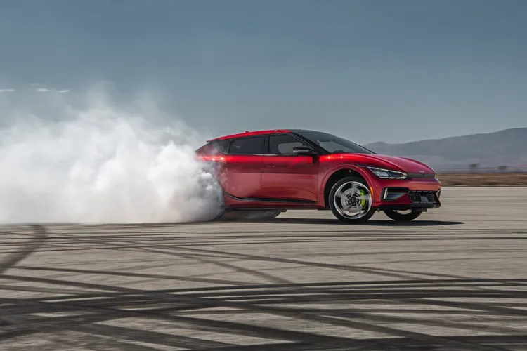 今年下半年才正式量產的Kia EV6 GT性能電動跑旅，其在雙馬達的運作下可輸出576匹最大馬力，將接下Stinger品牌性能棒子。原廠照片