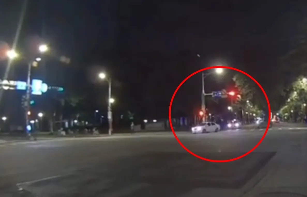 黄男驾车红灯右转,被警方拦查。翻摄画面