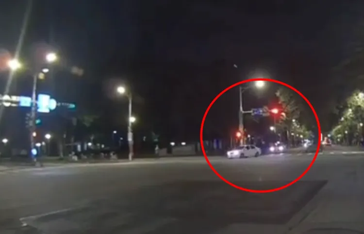 黃男駕車紅燈右轉，被警方攔查。翻攝畫面