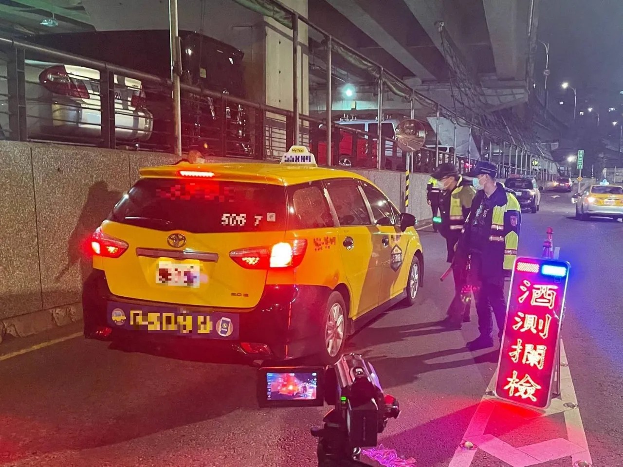 警方执行取缔酒驾勤务。翻摄画面