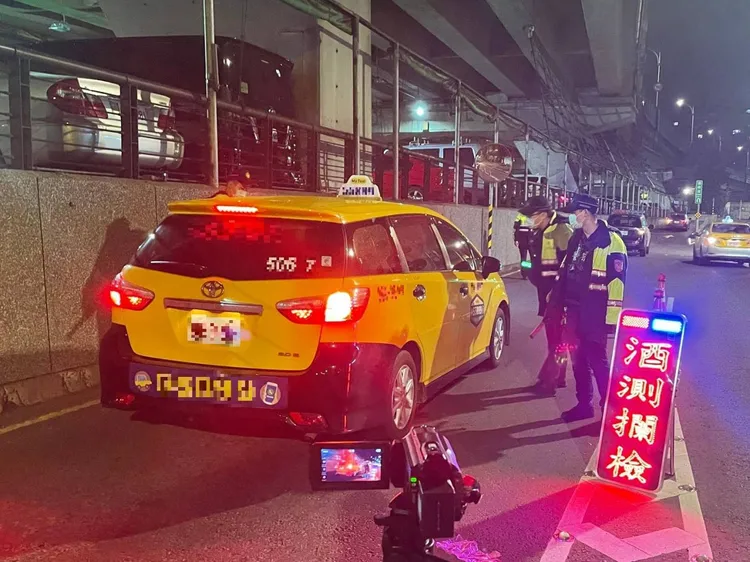 警方執行取締酒駕勤務。翻攝畫面