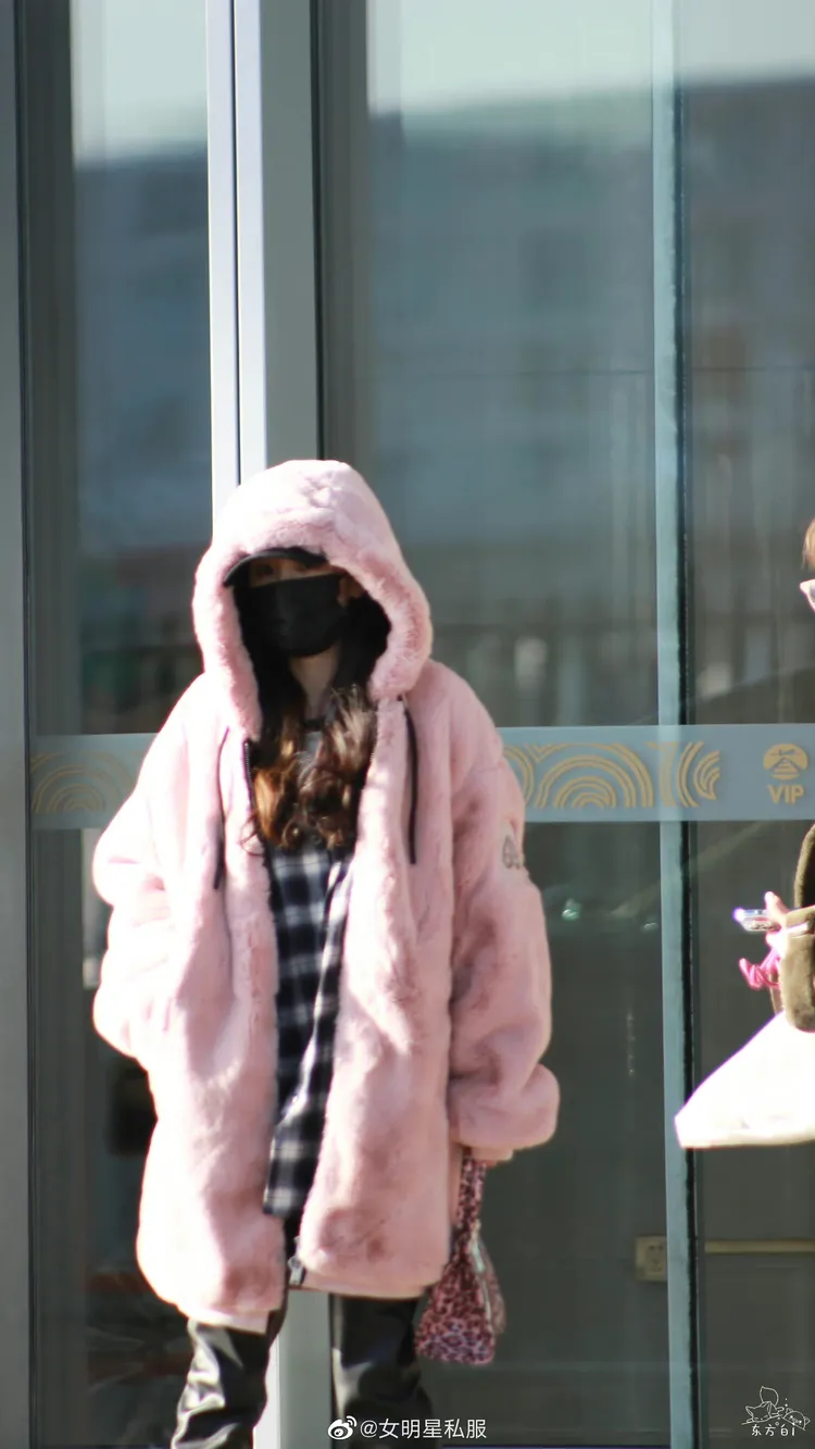 楊冪以Moose Knuckles粉色毛外套，搭配粉色豹紋的Chrome Hearts包。翻攝女明星私服微博