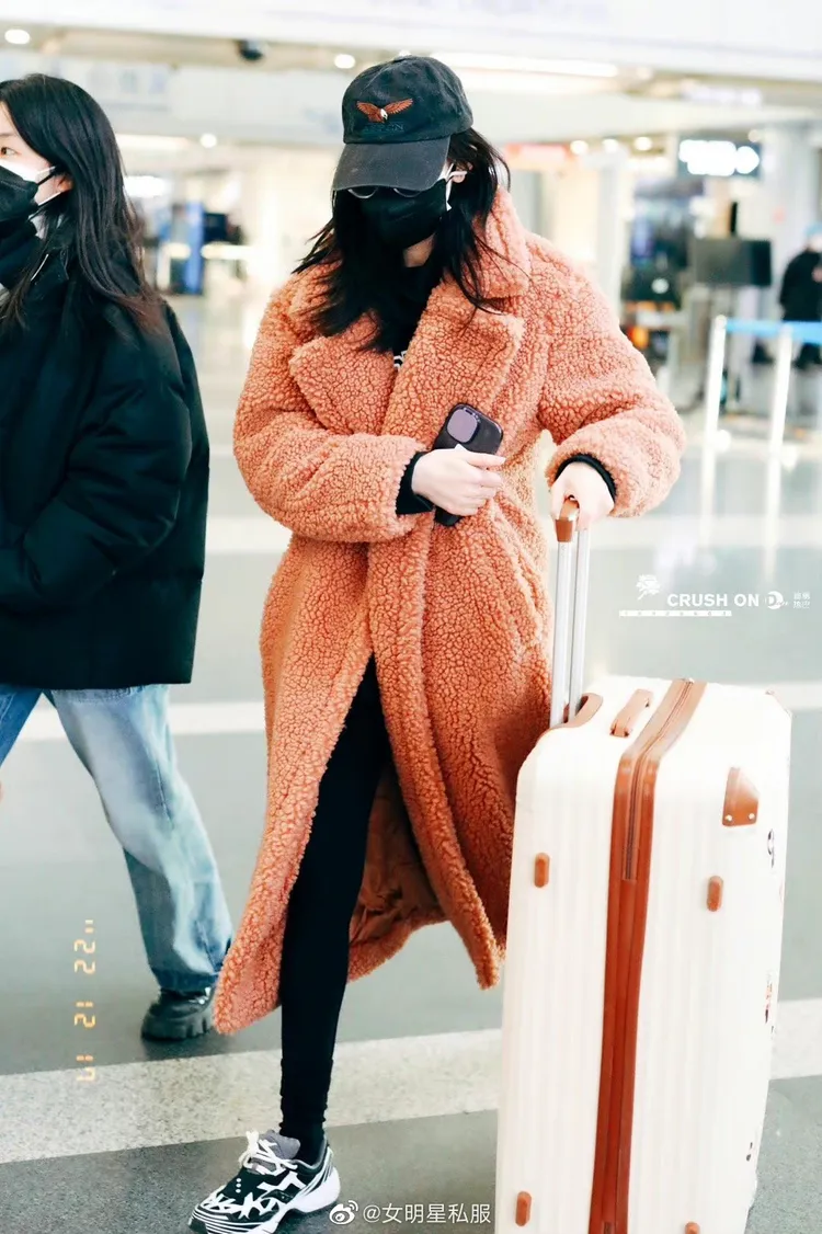 迪麗熱巴身穿UGG粉色長版毛大衣。翻攝女明星私服微博