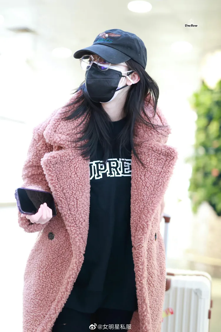 迪麗熱巴以UGG粉色長版毛大衣內搭Supreme上衣。翻攝女明星私服微博