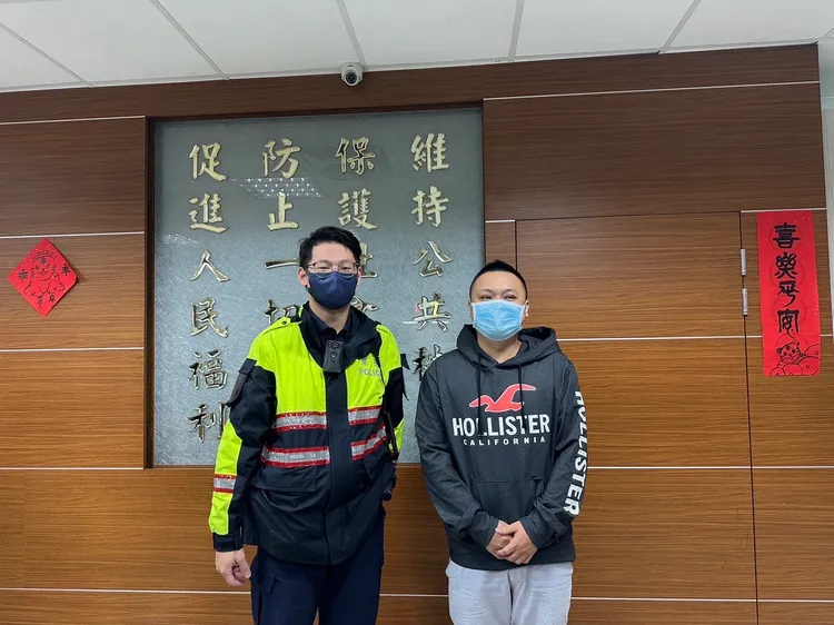 男童父親事後到派出所致謝。警方提供