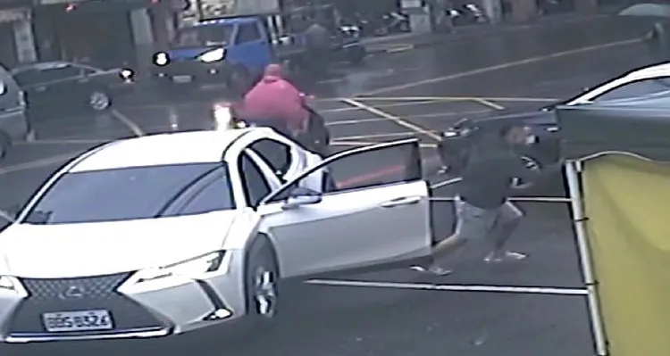 男童父親將車輛急停派出所門口，抱著男童進入求救。警方提供