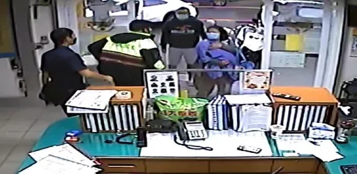 幼童发烧抽蓄送医遇塞车　派出所求助由警车护送保命