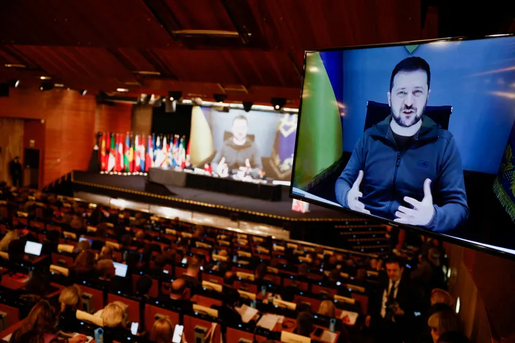 澤連斯基11月21日在西班牙馬德里登場的第68屆NATO議會大會發表線上談話。路透社