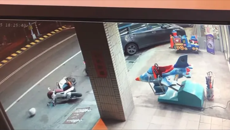 女網友的機車遭撞倒後，該名人士卻沒有幫忙扶起，下一秒離開，留下無辜側倒的機車。翻攝《南投人聊天室》