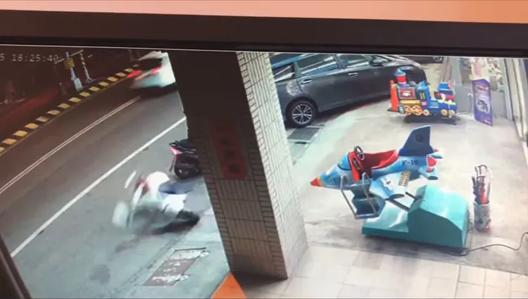 女網友的機車遭到撞倒。翻攝《南投人聊天室》