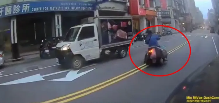 中年男逃逸過程中，數度違規穿越雙黃線。翻攝畫面