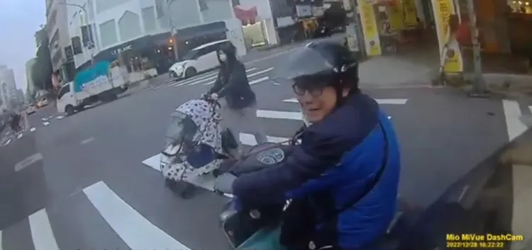 中年男不僅不理會，甚至還惱羞成怒嗆聲。翻攝畫面