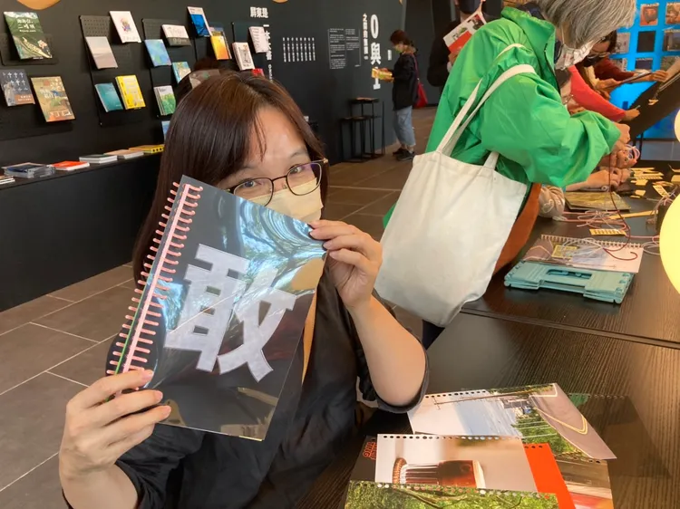 姜女秀出「敢」字編輯自己的雜誌，說要勇敢做自己。陳宏銘攝