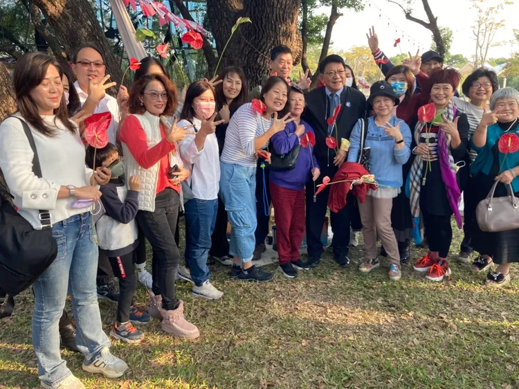 民眾離情依依的搶著與潘孟安合照留念。陳宏銘攝