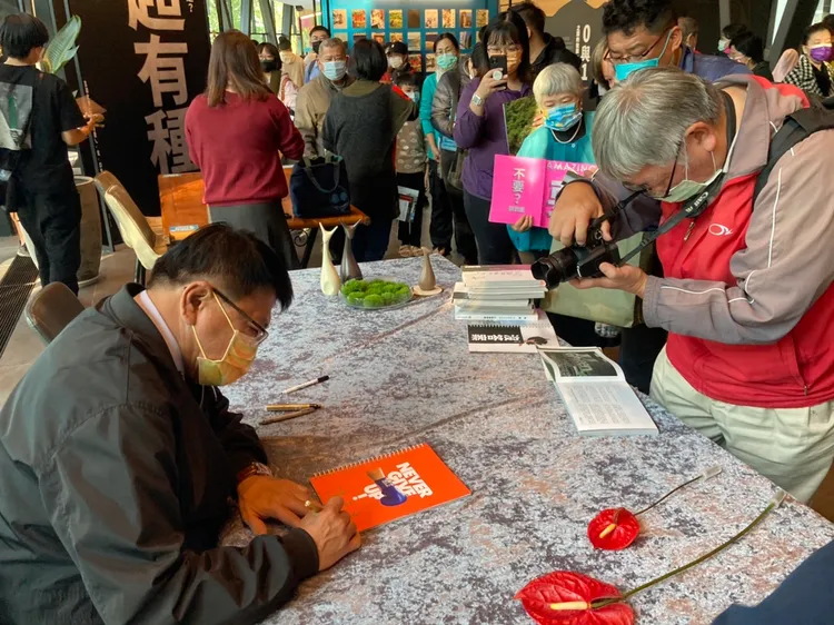 潘孟安為民眾簽名。陳宏銘攝