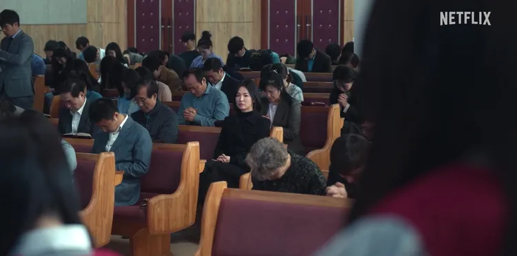 宋慧喬一改過去甜美形象，《黑暗榮耀》身世悽慘，總是以黑色系服裝現身。翻攝Netflix