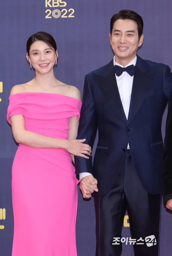 車藝蓮（左）、朱相昱夫妻檔一起走紅毯。翻攝joynews23