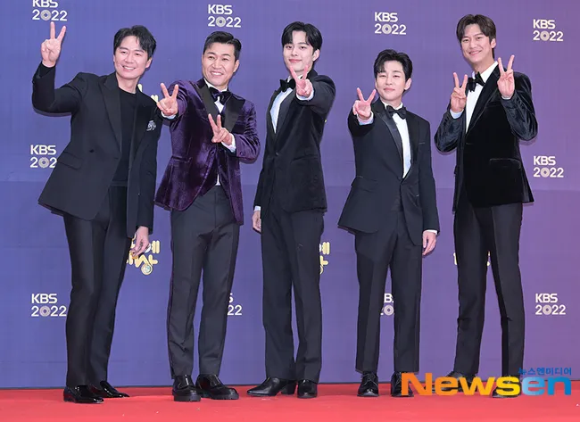 《兩天一夜4》最新陣容由延政勳（左起）、金鍾旼、柳善皓、DinDin、羅人友及典禮主持人尹世潤組成。翻攝Newsen