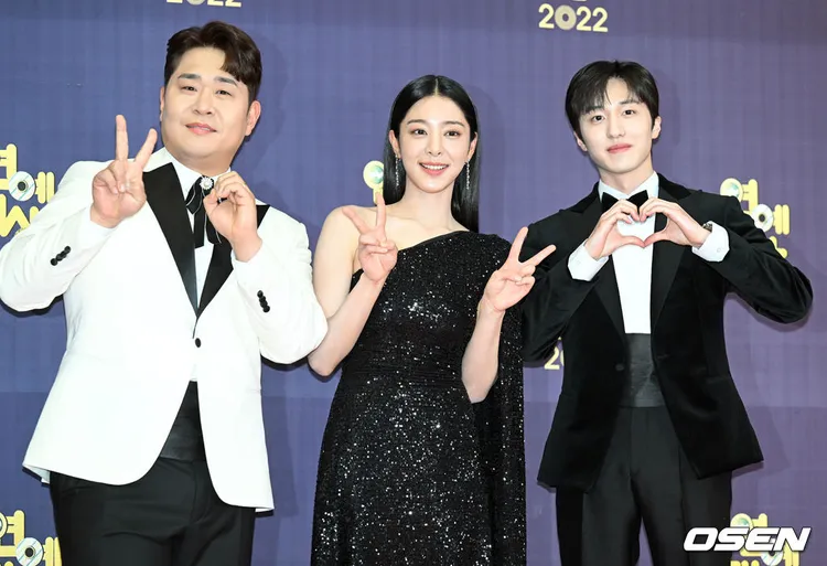 尹世潤（左起）、薛仁雅、澯熙擔任KBS演藝大賞主持人。翻攝OSEN