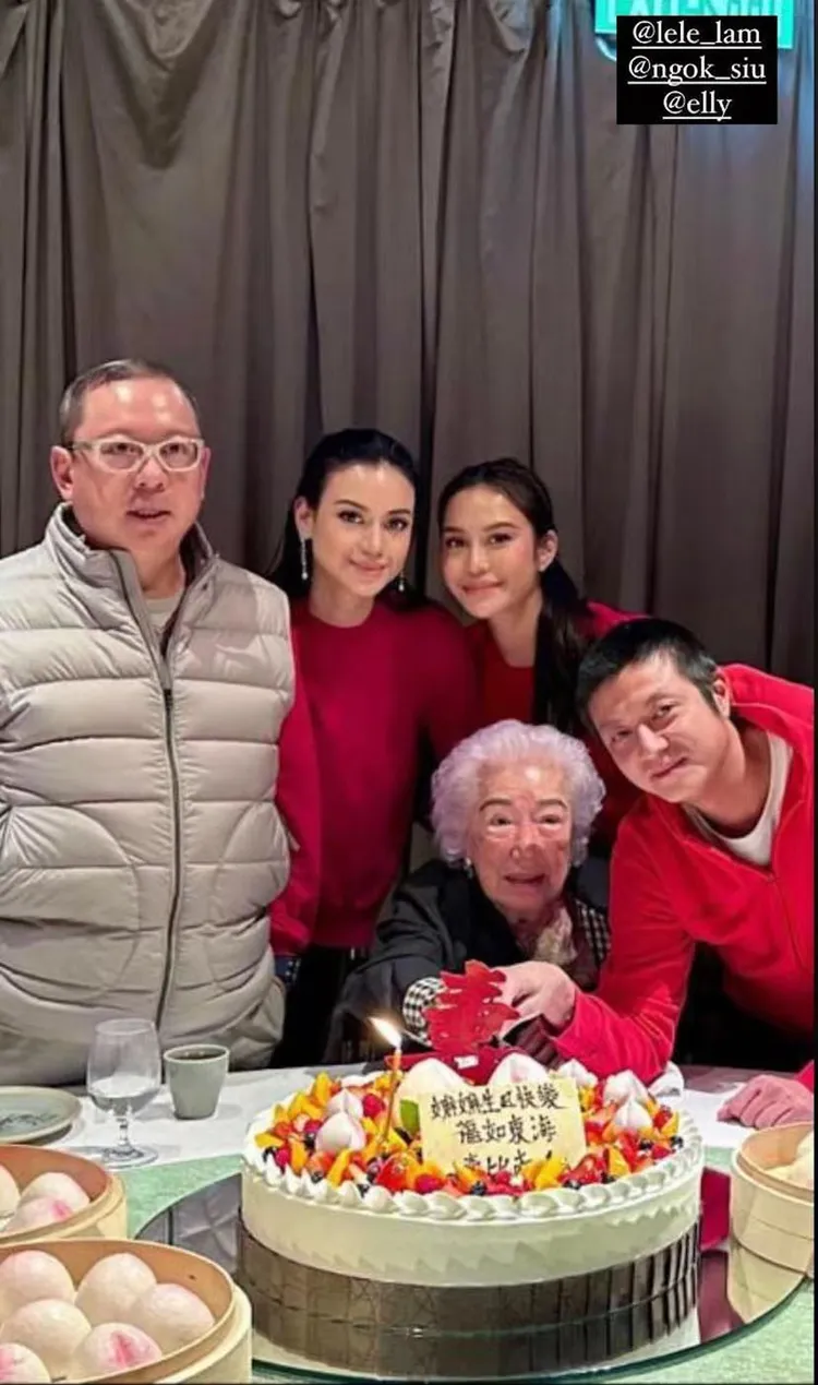 林建岳（左）近日和孩子們一同為林母慶生。翻攝自林恬兒IG