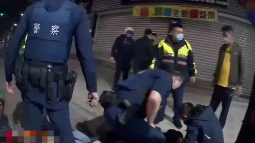 22歲男玩傳說對決被騙150萬　他設局報復當街開扁！女警逮人遭拖行受傷