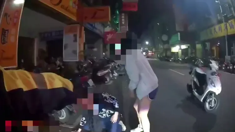 謝姓女警喝令黃女及高男不要動。蘆洲警分局提供