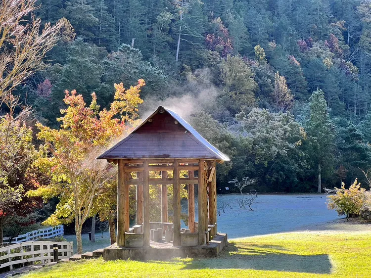 望溪亭上的冰霜遇見太陽公公，慢慢融化昇華，好似飄出仙霧一樣。民眾提供
