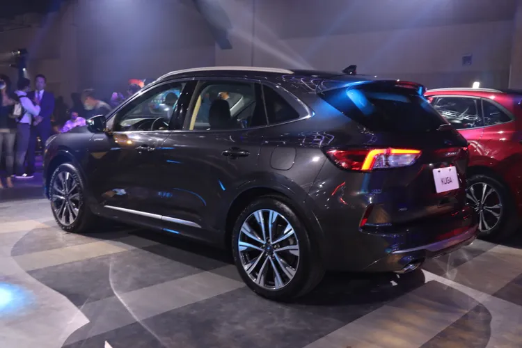 Kuga Vignale車身安裝了專屬Satin Aluminum鋁飾鍛面車型銘牌以及環車套件，並搭配20吋珍耀極灰雙色切削鋁合金輪圈。林浩昇攝