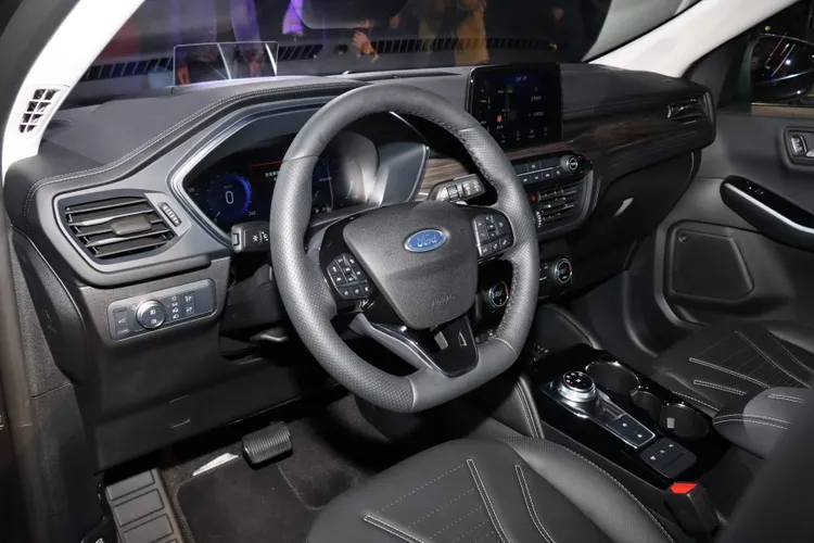 Kuga Vignale車艙搭配專屬Urban木紋內飾板、浮雕迎賓踏板、銀色車縫線腳踏墊等配件，其餘配備也是一次到頂，且是車系中唯一採客車認證的車型。林浩昇攝