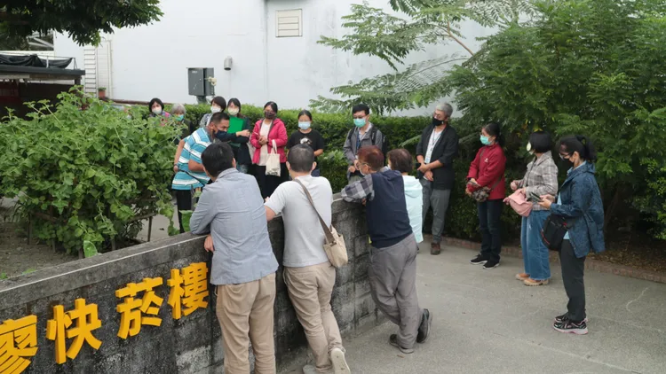 中研院團隊走訪「廖快菸樓」認識菸樓歷史故事和早期菸葉的產製過程。東華大學提供