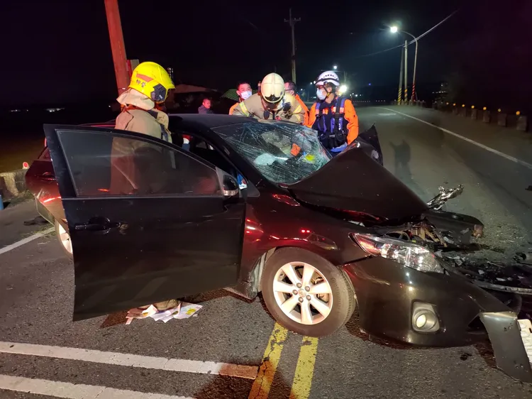 消防人員車禍搶救。民眾提供